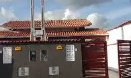 Casa no bairro savoy 2, em itanhaém - localizada no lado serra, em rua calçada.