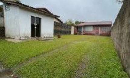 Casa no bairro Jardim Comendador, em Itanhaém - localizado lado praia, em rua calçada.