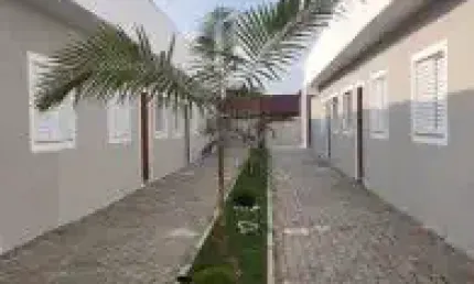 Casa em condomínio no bairro Cibratel 2, em Itanhaém - lado praia, em rua de terra.