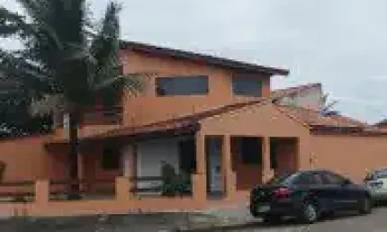 Casa no bairro jardim califórnia, em itanhaém- localizada frente ao mar, em rua calçada.
