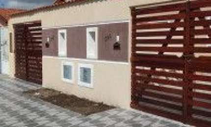 Casa no bairro Tupy, em Itanhaém - localizada lado serra, em rua de terra.