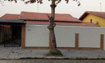 Casa no bairro Balneário Paranapuan, em Itanhaém - localizado lado praia, em rua calçada.