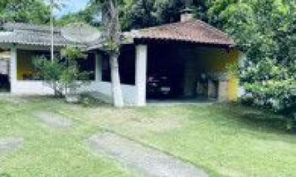 Casa no bairro Jardim Marambá 2, em Itanhaém - localizado lado serra em rua de terra.