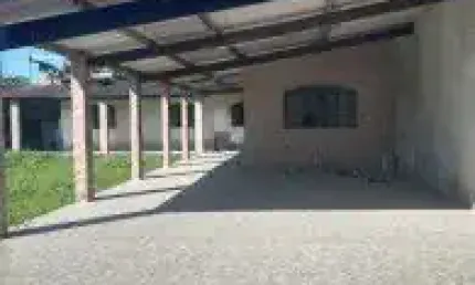 Casa no bairro Luizamar Mirim, em Itanhaém - sendo lado serra, em rua de terra.