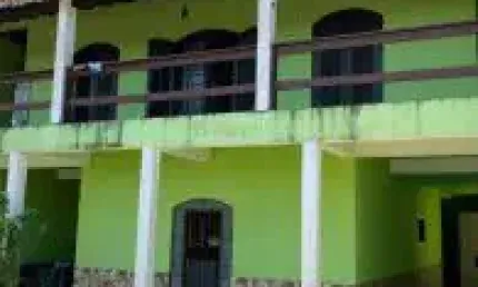 Sobrado no bairro Balneário Gaivota, em Itanhaém - localizada lado praia, em rua calçada.