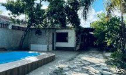 Casa no bairro Jardim das Palmeiras, em Itanhaém - ficando lado praia, em rua calçada.