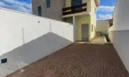 Casa Sobreposta no bairro Bopiranga, em Itanhaém - sendo lado praia, com acesso asfaltado.