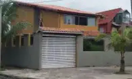 Casa no bairro Jardim Regina, em Itanhaém - sendo de frente ao mar, em rua asfaltada.