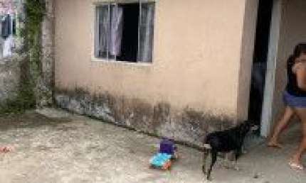 Casa no bairro Jardim São Pedro, em Itanhaém - sendo no lado praia, em rua de terra.
