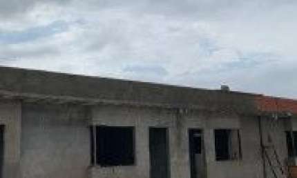 Casa em fase de construção no Jardim das Palmeiras, em Itanhaém - frente ao mar, em rua calçada.