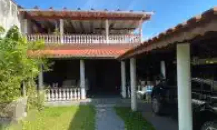Sobrado no bairro Balneário Gaivota, em Itanhaém - sendo lado serra, em rua calçada.