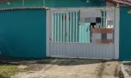 Casa no bairro bopiranga, em itanhaém - sendo lado praia à 1.500 metros do mar, em rua calçada.