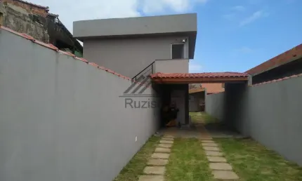 Casa sobreposta nova no bairro balneário campos elísios, em itanhaém - sendo lado praia, em rua de terra.