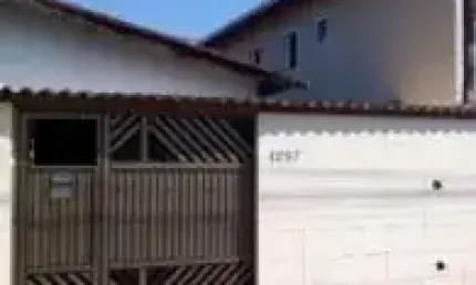 Casa no bairro jardim melvi, em praia grande - sendo lado serra, em rua calçada.