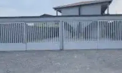 Casa Sobreposta alta no bairro Suarão, em Itanhaém - sendo lado serra, em rua de terra.