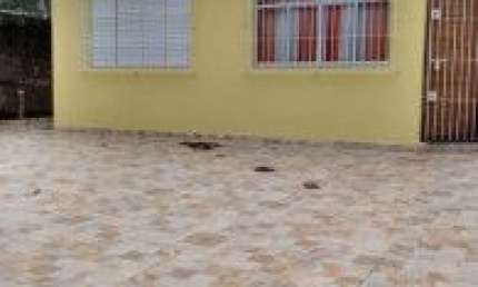 Casa no bairro Jardim das Palmeiras, em Itanhaém - sendo lado praia, em rua calçada.