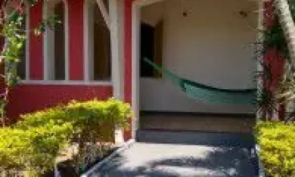 Casa no bairro Jardim das Palmeiras, em Itanhaém - sendo lado praia, em rua calçada.