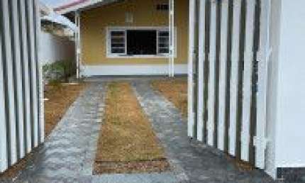 Casa no bairro Santa Julia, em Itanhaém - sendo lado praia, em rua calçada.