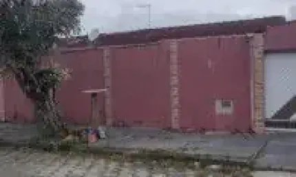 Casa + comércio no bairro balneário gaivota, em itanhaém - sendo lado praia, em rua calçada.