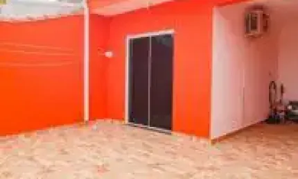 Casa no bairro São João Batista, em Peruíbe - sendo lado serra, em rua calçada.