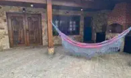 Casa no Centro de Itanhaém - localizada lado praia frente ao mar, em rua calçada.