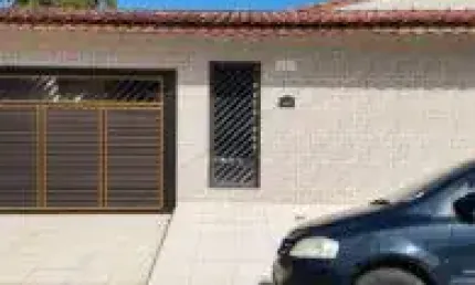 Casa no bairro Balneário Gaivota, em Itanhaém - sendo lado praia, em rua calçada.