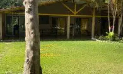 Chácara avarandada no jardim são fernando, em itanhaém - sendo lado serra, em rua calçada.