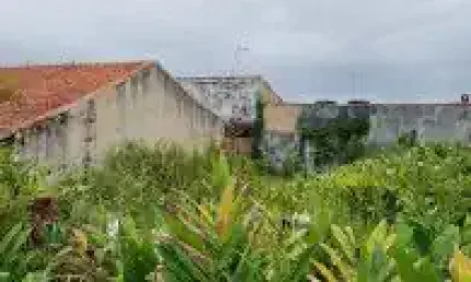 Terreno no Jardim Luizamar Mirim, em Itanhaém - sendo lado praia, em rua calçada.