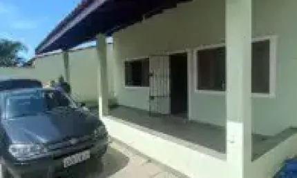 Casa no bairro Balneário Gaivota, em Itanhaém - sendo lado praia, em rua de terra.