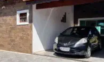 Casa no bairro Jardim Califórnia, em Itanhaém - sendo lado praia, em rua calçada.