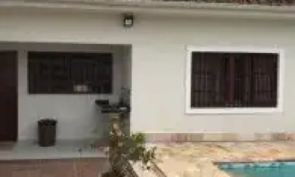 Casa na Praia dos Sonhos, em Itanhaém - sendo lado praia, em rua calçada.