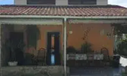 Casa no bairro Jardim das Palmeiras, em Itanhaém - sendo lado praia, em rua calçada.