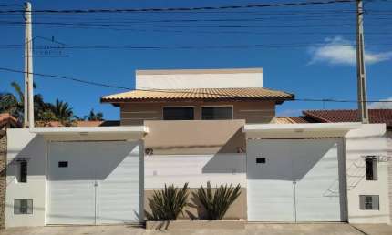 Ótima casa no bairro Tupy, em Itanhaém - sendo lado praia, em rua calçada.