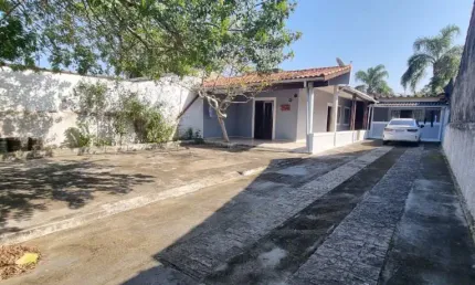 Ótima casa no bairro Luiza Mar Mirim, em Itanhaém - sendo lado praia, com acesso pavimentado.