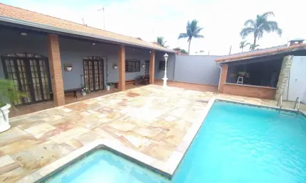 Casa no bairro Bopiranga, em Itanhaém - localizada lado praia, em rua calçada.