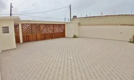 Ótima casa em condomínio no bairro Cibratel 2, em Itanhaém - sendo lado praia, em rua calçada.