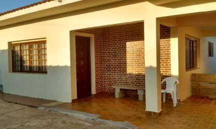 Casa localizada no bairro Tupy, em Itanhaém - sendo lado praia.