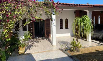 Casa no bairro Jardim Jamaica, em Itanhaém - localizada lado praia, em rua calçada.