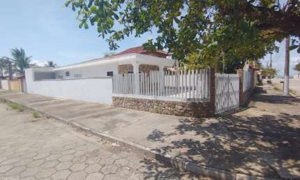 Casa a venda no bairro Jardim Grandesp, em Itanhaém - Localizada lado praia à 80 metros do mar, em rua calçada.