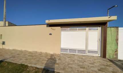 Belíssima casa localizada no bairro Tupy, em Itanhaém ** Possui piscina com cascata; Aceita financiamento bancário!