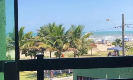 Sobrado em condomínio no bairro Jardim Califórnia, em Itanhaém ** Localizado frente ao mar, em rua calçada.