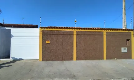 Ótima casa a venda no bairro Jardim Regina, em Itanhaém * Localizada lado praia, em rua calçada.