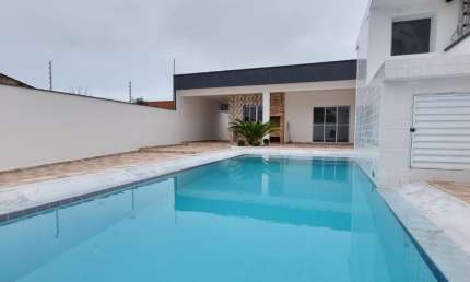 Casa à venda no bairro Jardim Jamaica, em Itanhaém ** Localizada lado praia, em rua calçada.