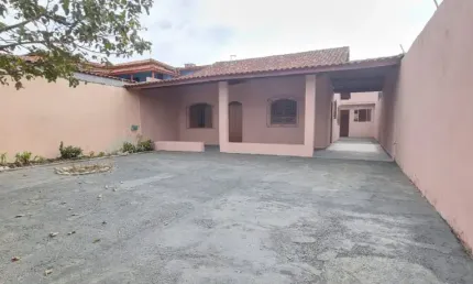 Casa à venda no bairro Balneário Gaivotas, em Itanhaém ** Localizada lado praia, em rua calçada.