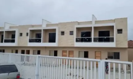 Sobrado em condomínio à venda no bairro Itaóca, em Mongaguá ** Lado praia, em rua calçada.