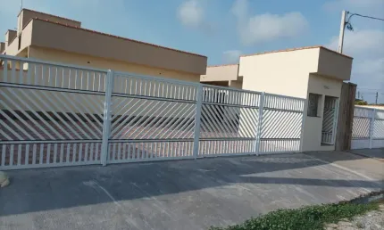 Casa em condomínio à venda no bairro Cibratel 2, em Itanhaém ** Lado praia, em rua calçada.