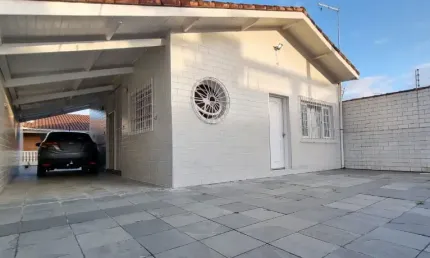 Linda casa à venda no bairro balneário gaivotas, em itanhaém ** imóvel localizado lado praia, em rua calçada.