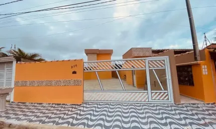 Sobrado à venda em condomínio no bairro cibratel 2, em itanhaém ** localizado lado praia, em rua calçada.