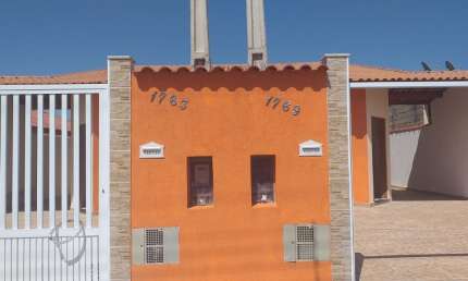 Casa à venda no bairro Jardim Grandesp, em Itanhaém ** Localizada lado praia, em rua pavimentada.