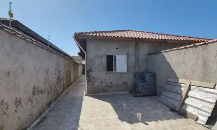 Casa à venda no bairro Jardim Jamaica, em Itanhaém * Localizada lado praia, em rua calçada.